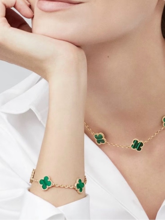 None Jewelry - Green and Gold Flower Necklace